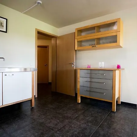 25 P La Vecquee Nyaraló